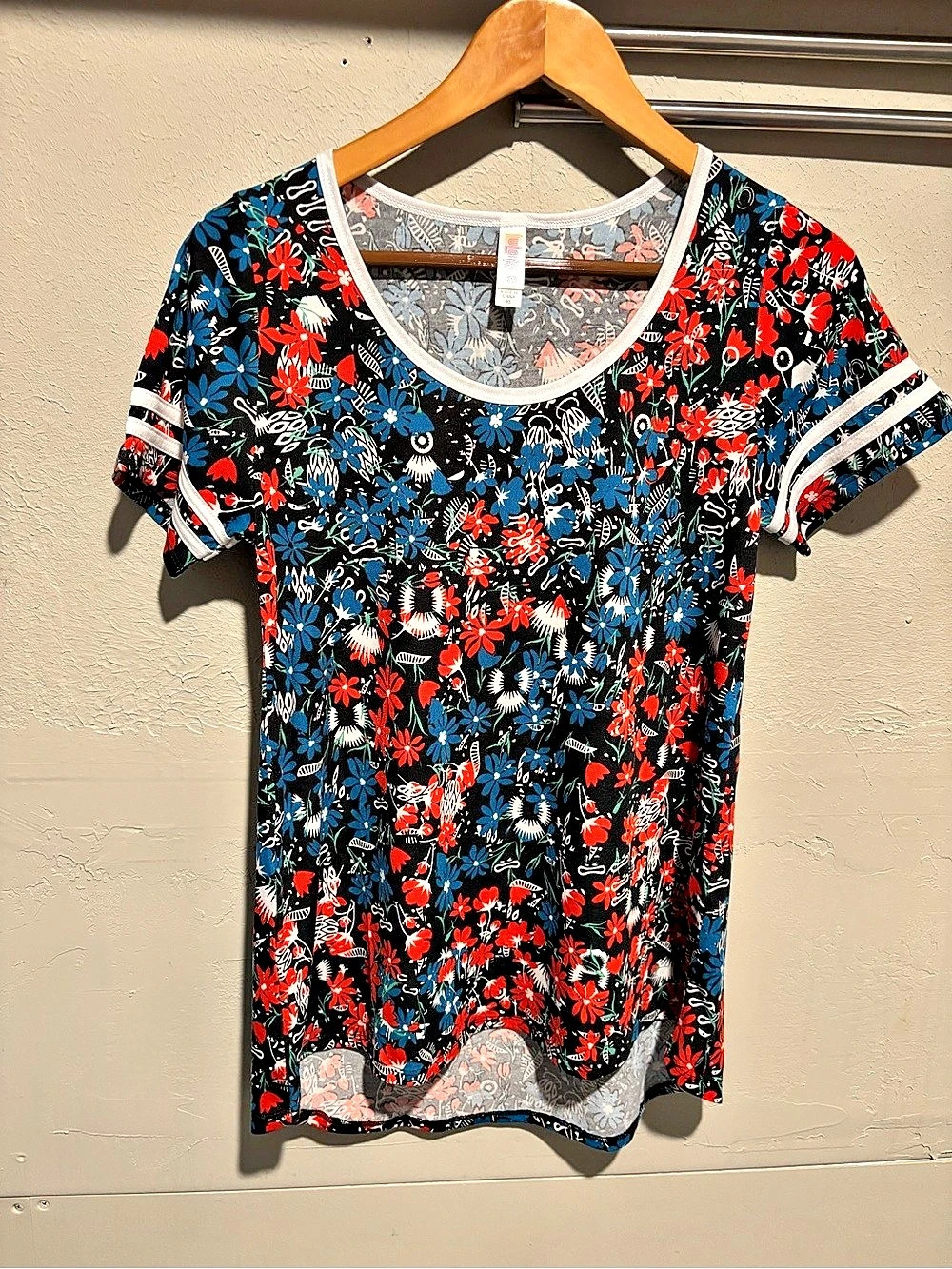 Lularoe Floral Short Sleeve Tee Black & Red Size XS